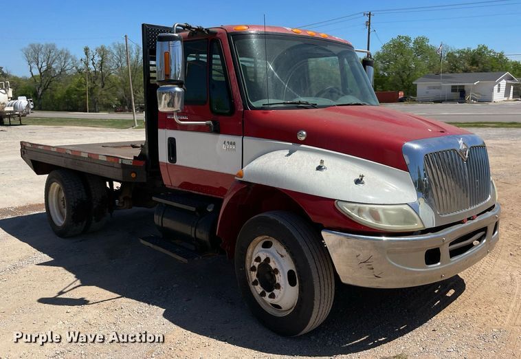image for item MM9484 2004 International 4300  flatbed truck