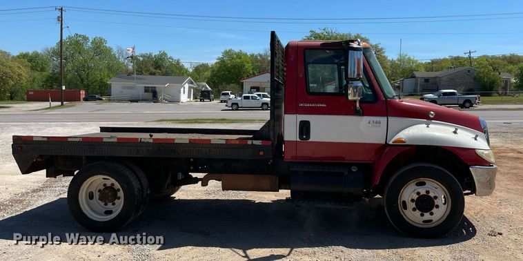 image for item MM9484 2004 International 4300  flatbed truck