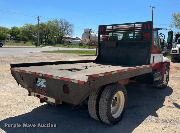 image for item MM9484 2004 International 4300  flatbed truck