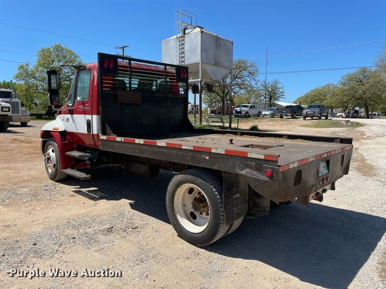 image for item MM9484 2004 International 4300  flatbed truck