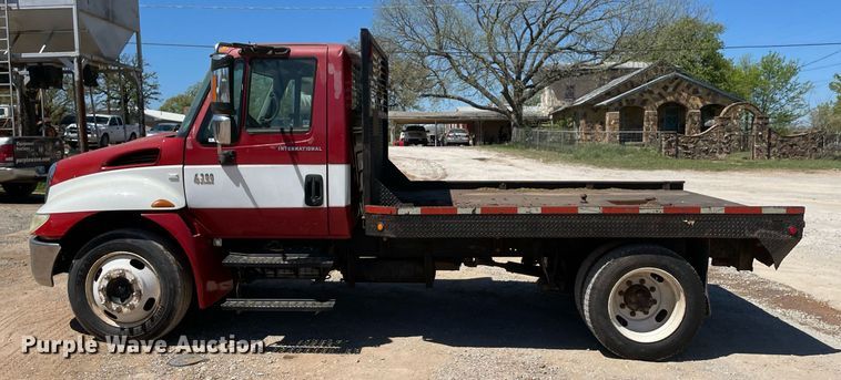 image for item MM9484 2004 International 4300  flatbed truck