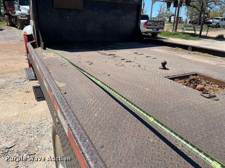 image for item MM9484 2004 International 4300  flatbed truck