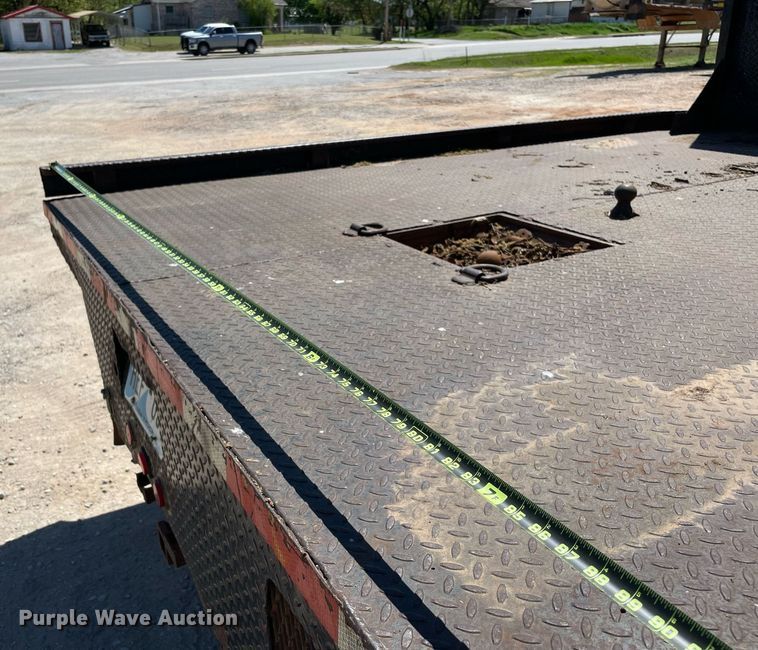 image for item MM9484 2004 International 4300  flatbed truck