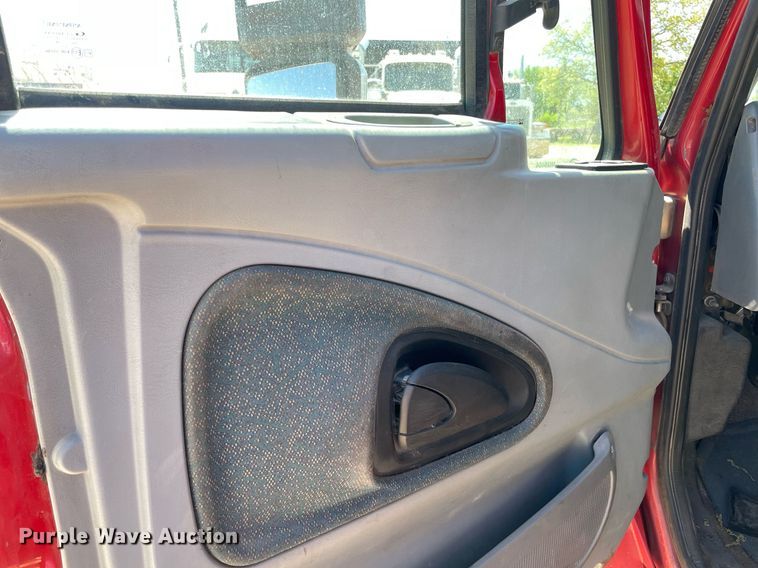 image for item MM9484 2004 International 4300  flatbed truck