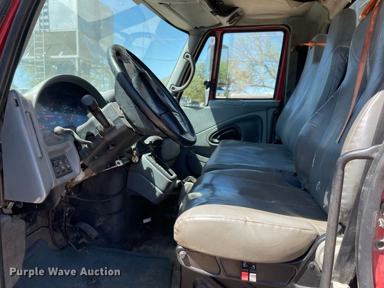 image for item MM9484 2004 International 4300  flatbed truck