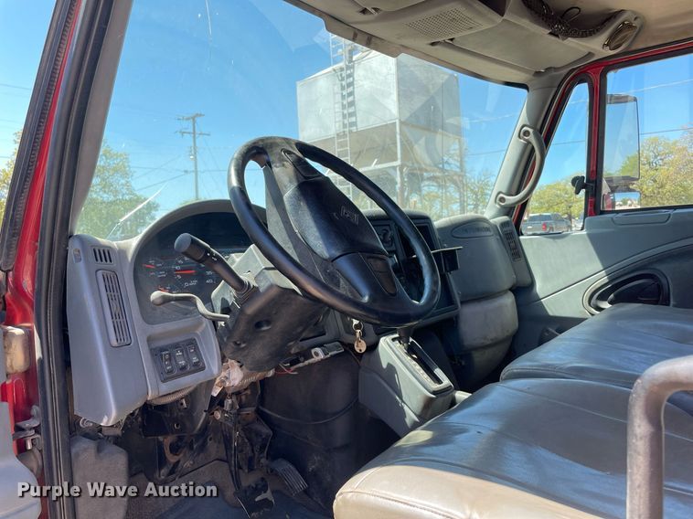 image for item MM9484 2004 International 4300  flatbed truck