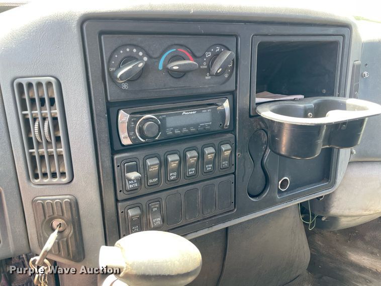 image for item MM9484 2004 International 4300  flatbed truck