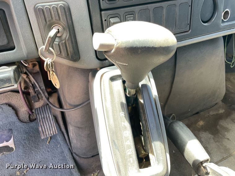 image for item MM9484 2004 International 4300  flatbed truck