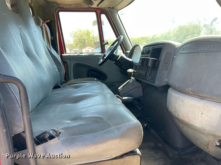 image for item MM9484 2004 International 4300  flatbed truck