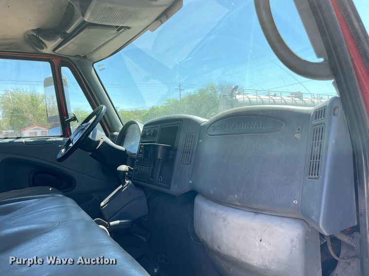 image for item MM9484 2004 International 4300  flatbed truck