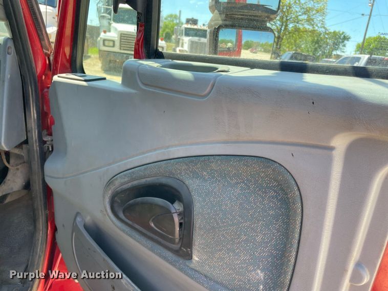 image for item MM9484 2004 International 4300  flatbed truck