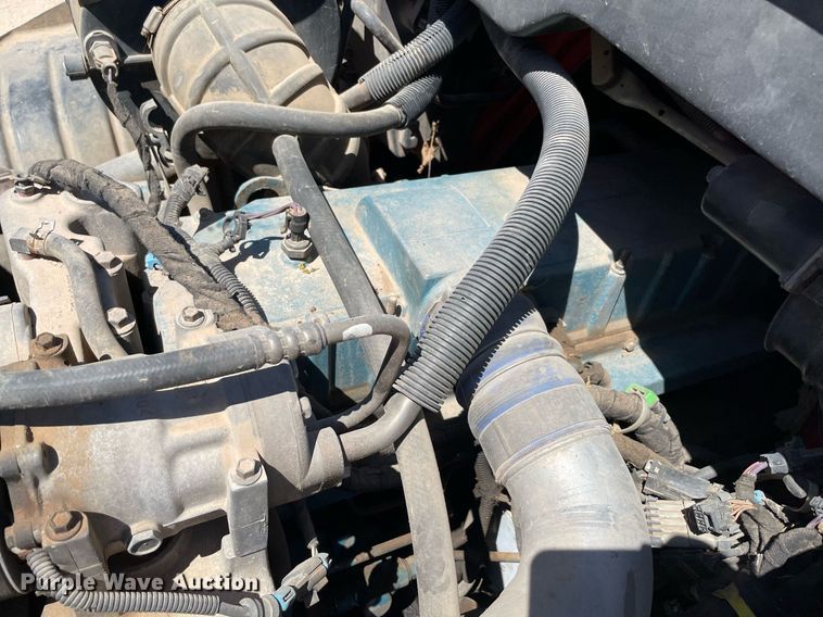 image for item MM9484 2004 International 4300  flatbed truck