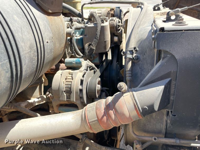 image for item MM9484 2004 International 4300  flatbed truck