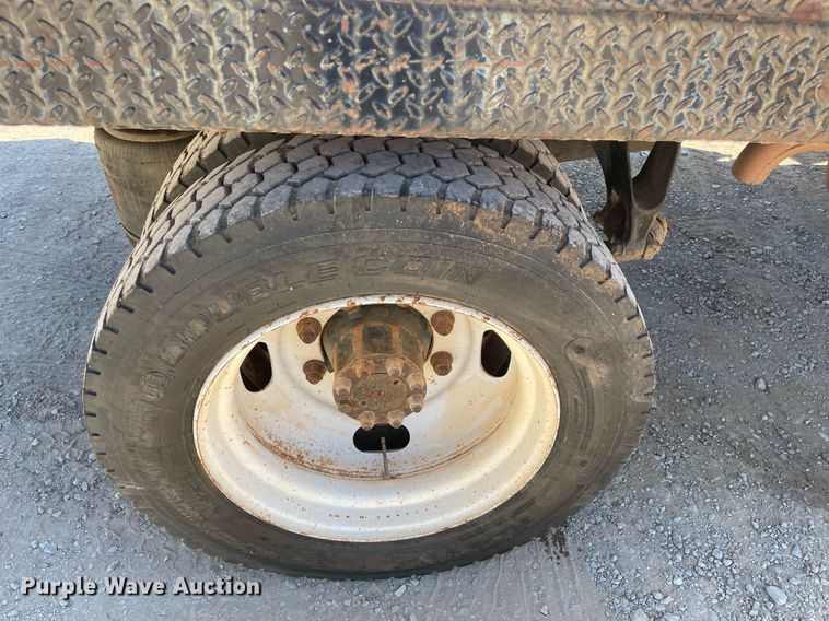 image for item MM9484 2004 International 4300  flatbed truck