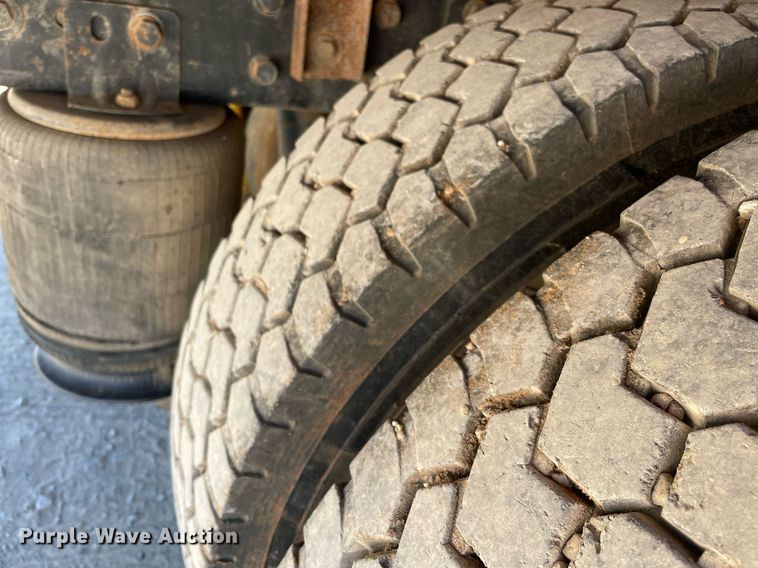 image for item MM9484 2004 International 4300  flatbed truck