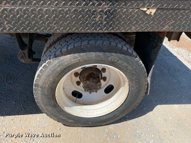 image for item MM9484 2004 International 4300  flatbed truck