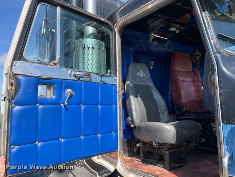 image for item MM9493 1982 Peterbilt 359  semi truck