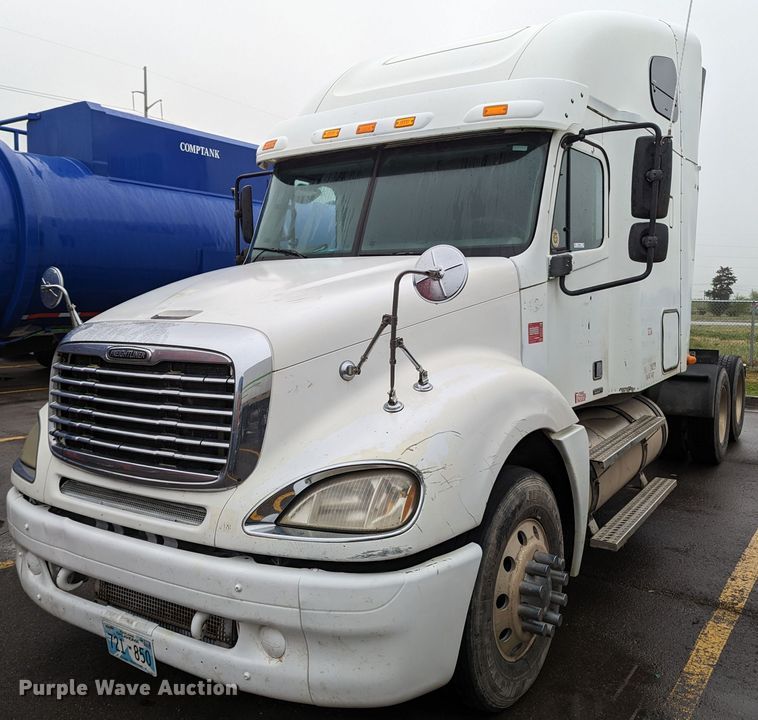 image for item MN9946 2005 Freightliner Columbia  semi truck