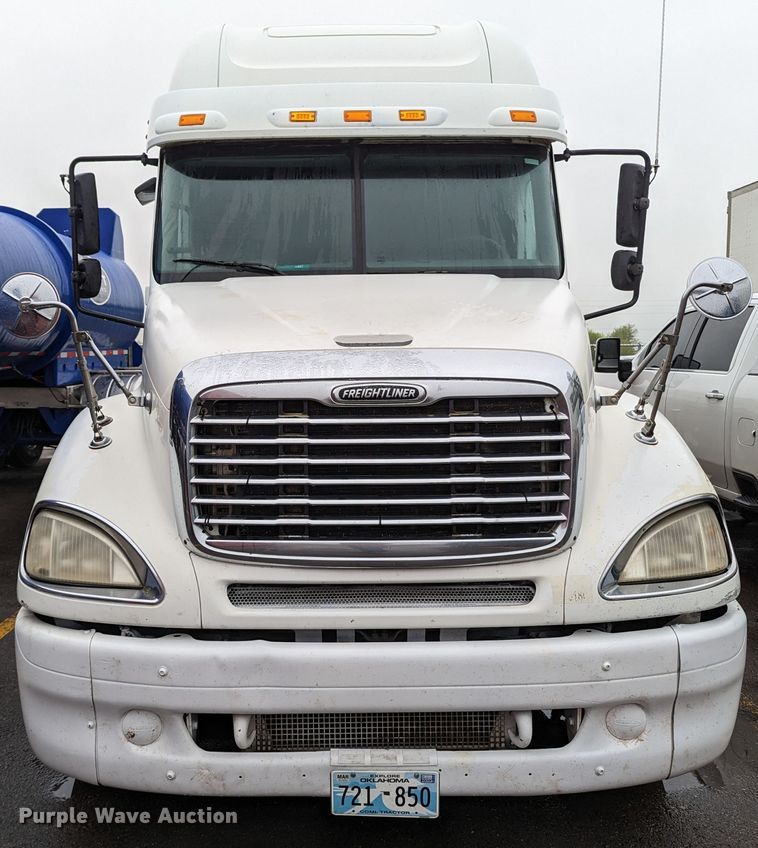 image for item MN9946 2005 Freightliner Columbia  semi truck