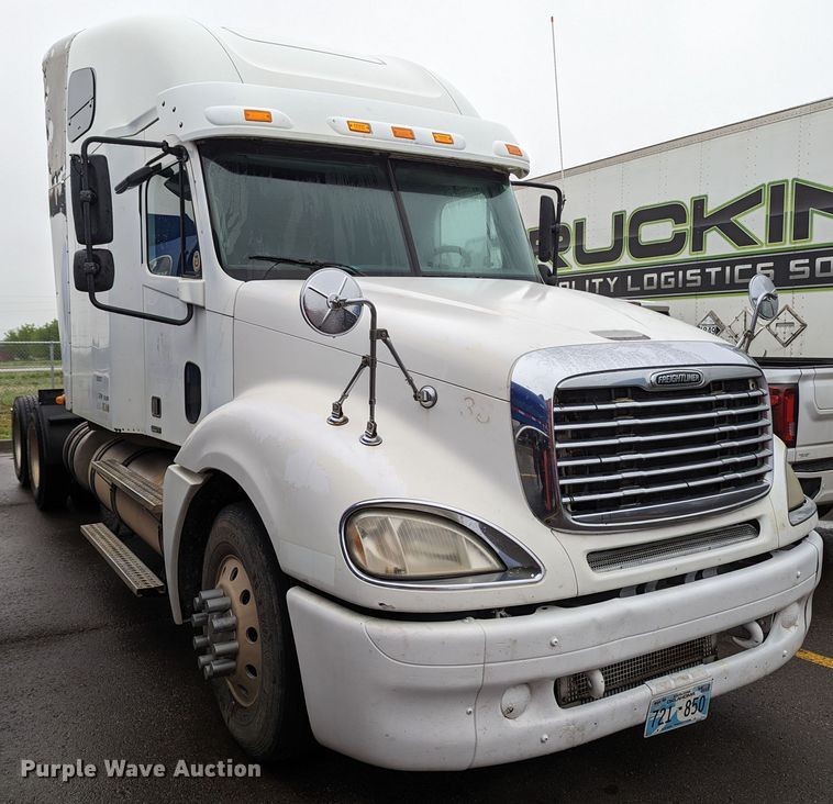 image for item MN9946 2005 Freightliner Columbia  semi truck