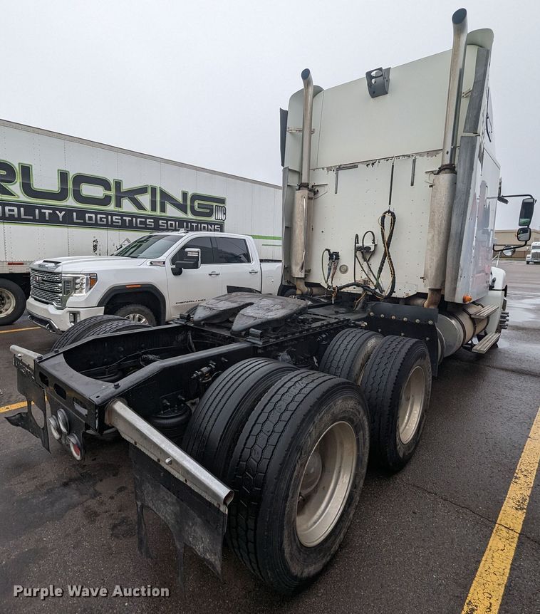 image for item MN9946 2005 Freightliner Columbia  semi truck