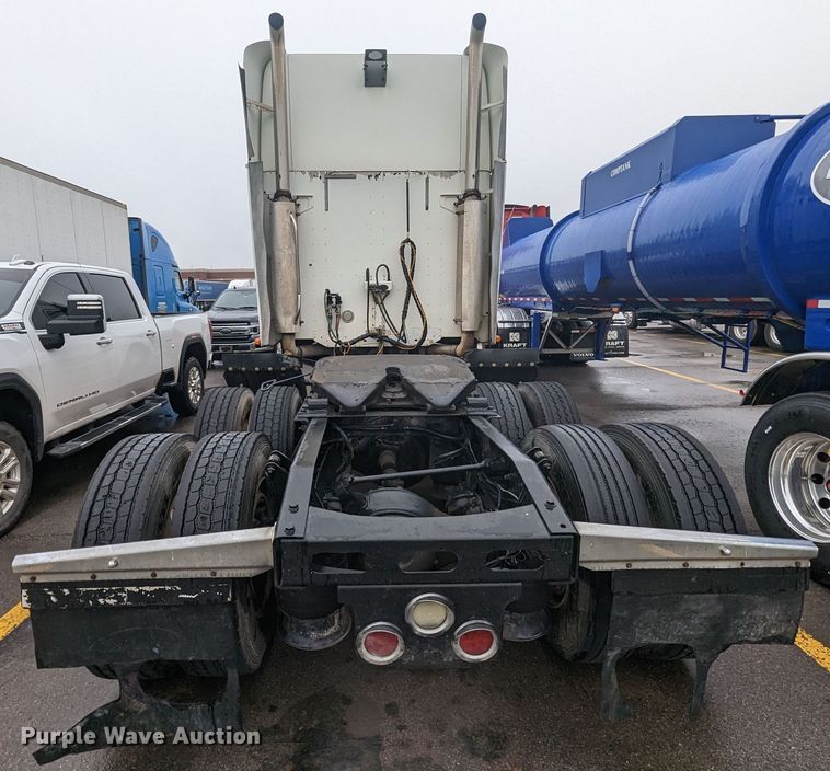 image for item MN9946 2005 Freightliner Columbia  semi truck