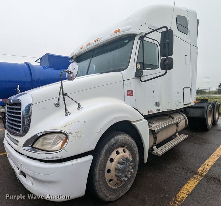 image for item MN9946 2005 Freightliner Columbia  semi truck