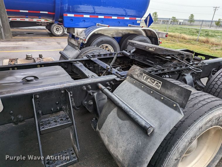 image for item MN9946 2005 Freightliner Columbia  semi truck