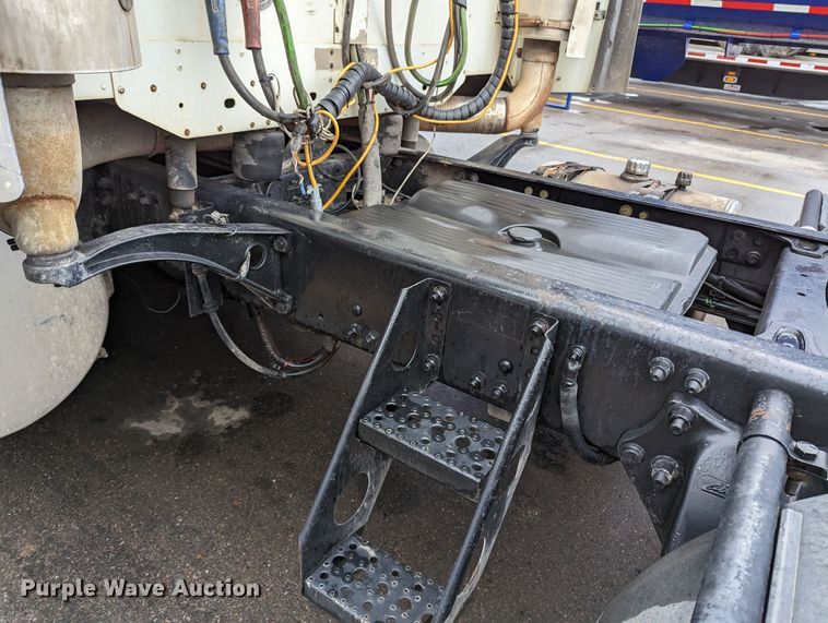 image for item MN9946 2005 Freightliner Columbia  semi truck