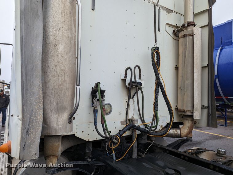 image for item MN9946 2005 Freightliner Columbia  semi truck