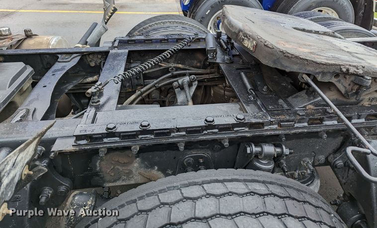 image for item MN9946 2005 Freightliner Columbia  semi truck