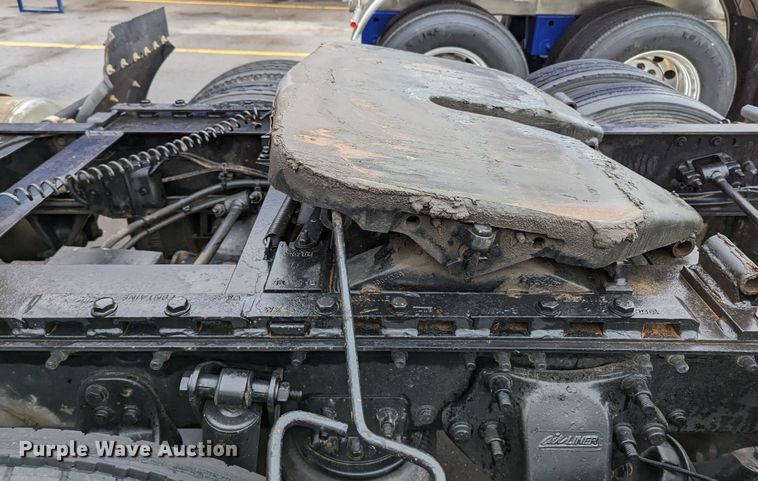 image for item MN9946 2005 Freightliner Columbia  semi truck