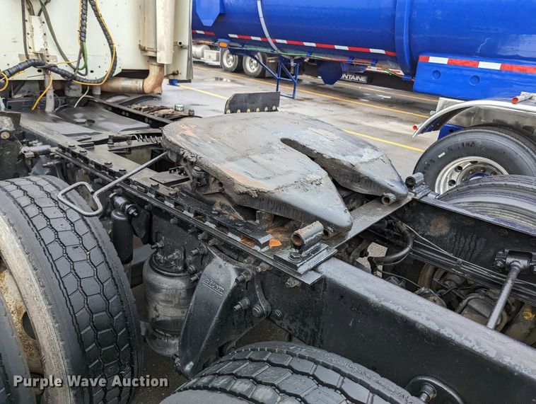 image for item MN9946 2005 Freightliner Columbia  semi truck