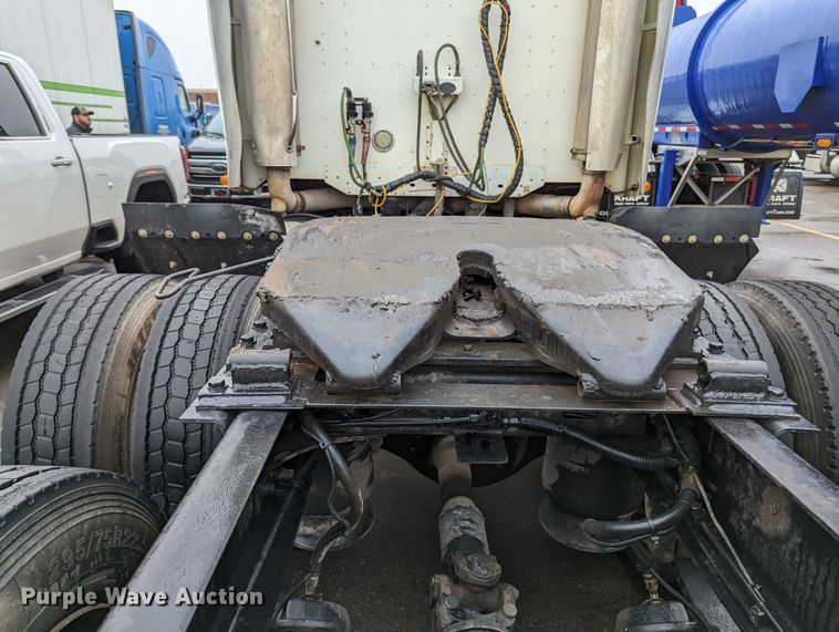 image for item MN9946 2005 Freightliner Columbia  semi truck