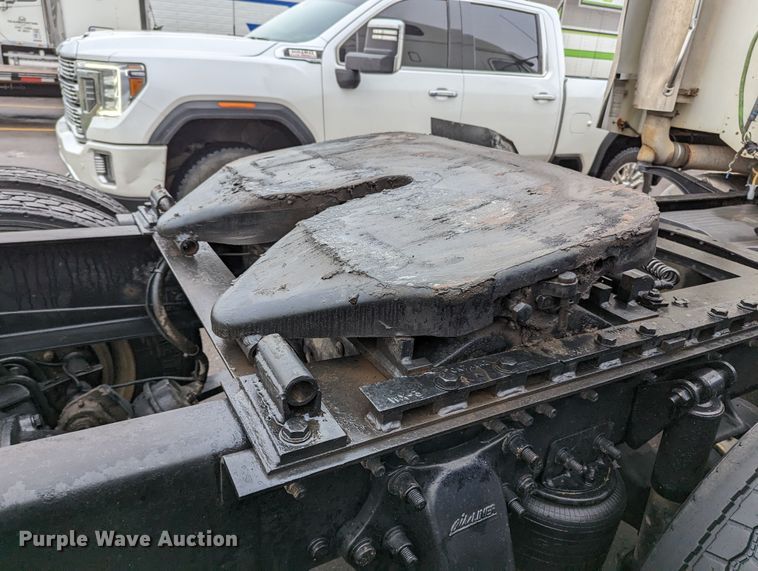 image for item MN9946 2005 Freightliner Columbia  semi truck