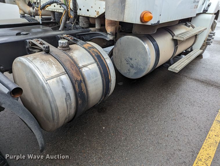 image for item MN9946 2005 Freightliner Columbia  semi truck