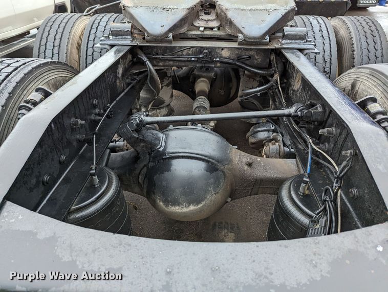 image for item MN9946 2005 Freightliner Columbia  semi truck