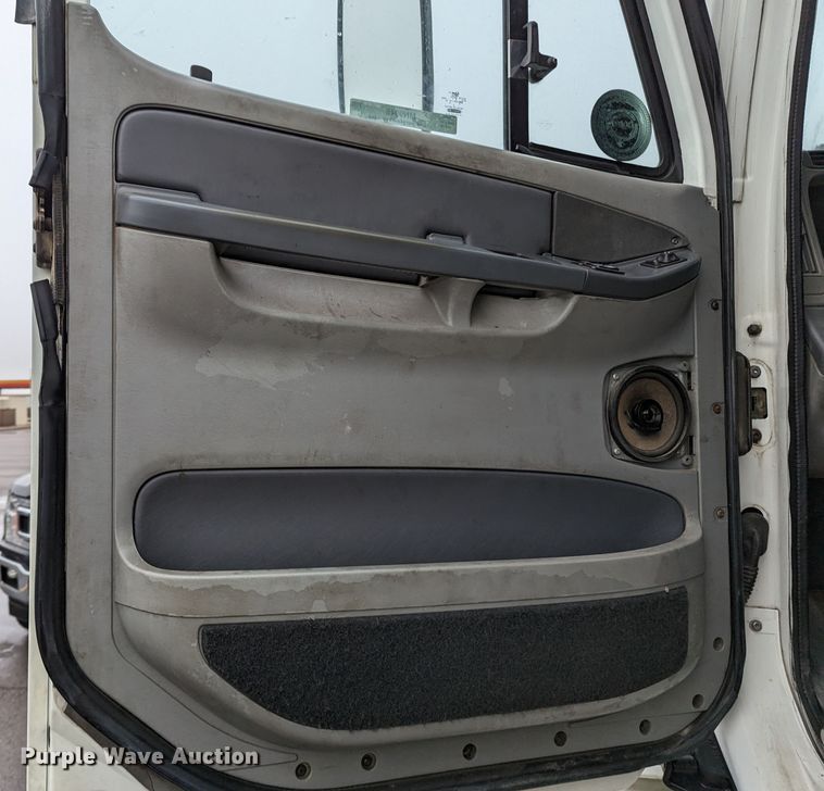 image for item MN9946 2005 Freightliner Columbia  semi truck