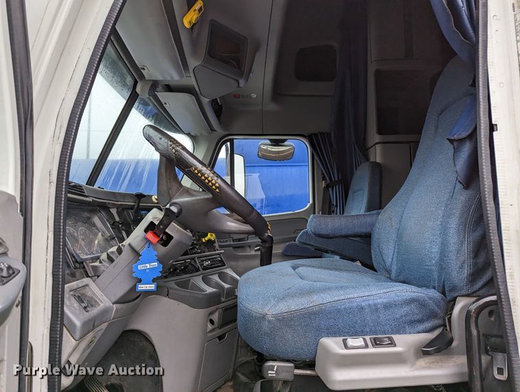 image for item MN9946 2005 Freightliner Columbia  semi truck