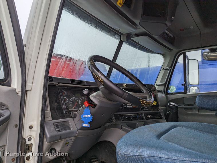 image for item MN9946 2005 Freightliner Columbia  semi truck