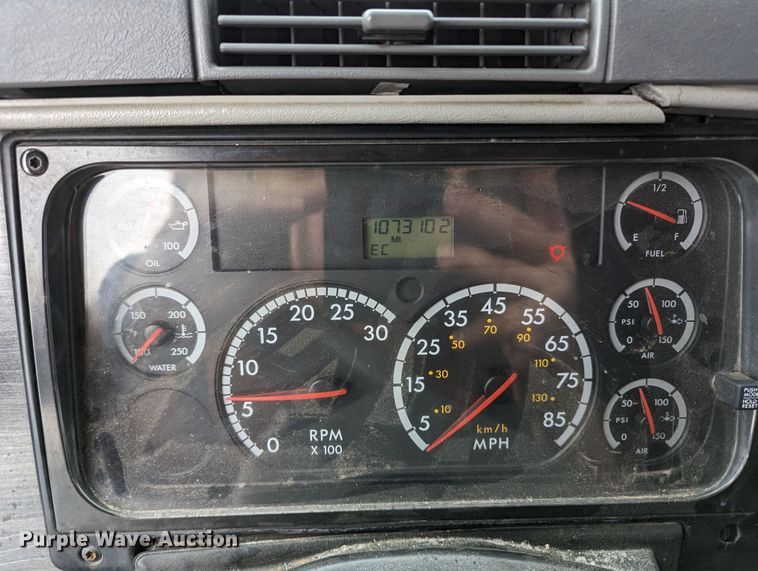 image for item MN9946 2005 Freightliner Columbia  semi truck