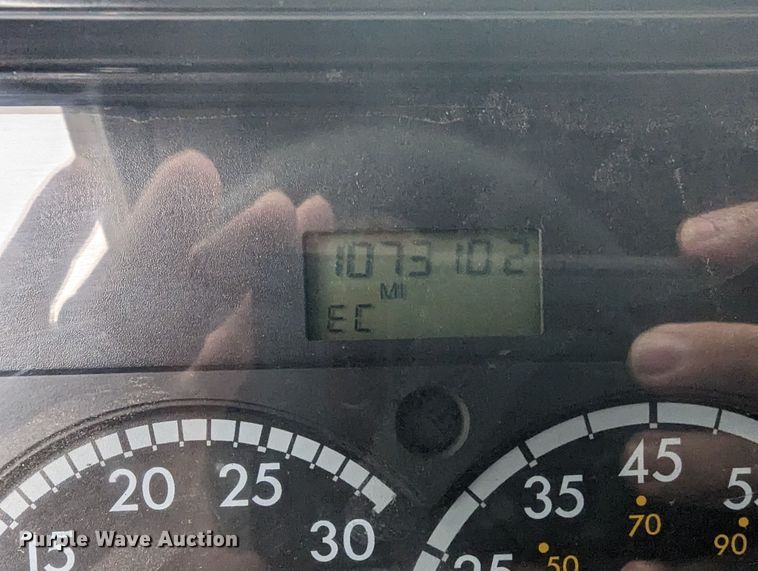 image for item MN9946 2005 Freightliner Columbia  semi truck