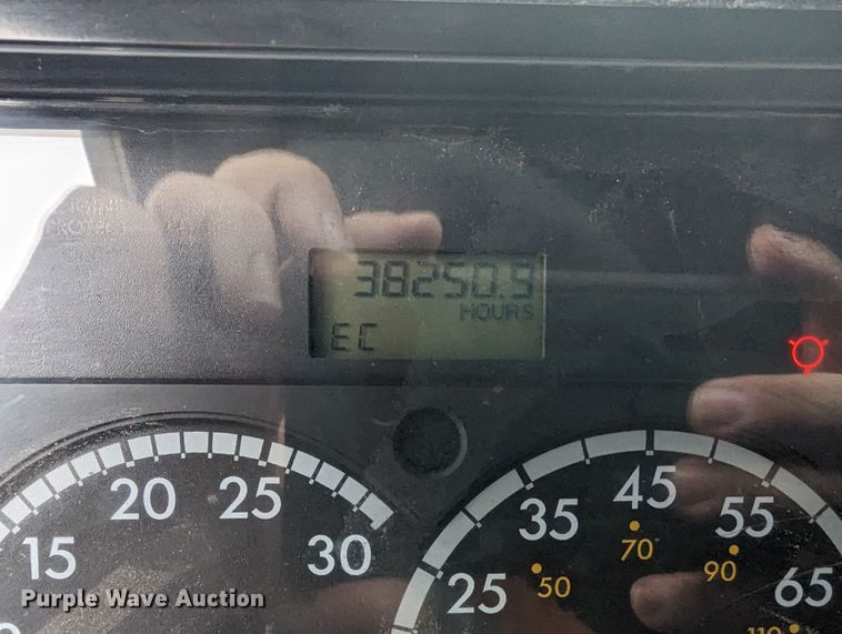 image for item MN9946 2005 Freightliner Columbia  semi truck