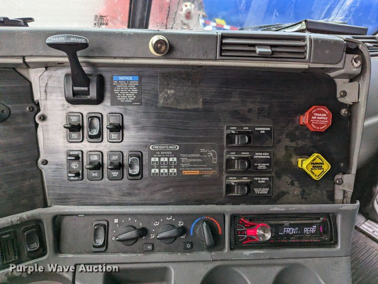 image for item MN9946 2005 Freightliner Columbia  semi truck