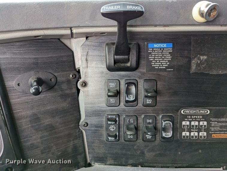 image for item MN9946 2005 Freightliner Columbia  semi truck