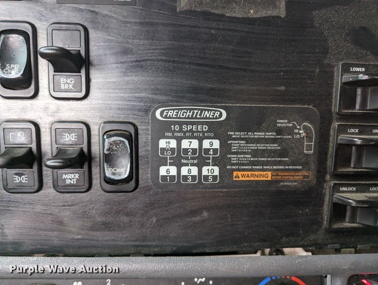 image for item MN9946 2005 Freightliner Columbia  semi truck