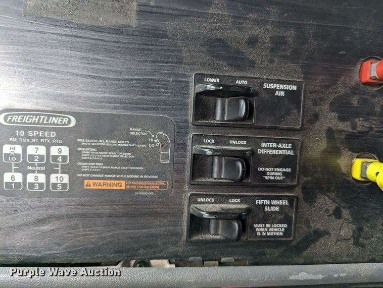 image for item MN9946 2005 Freightliner Columbia  semi truck