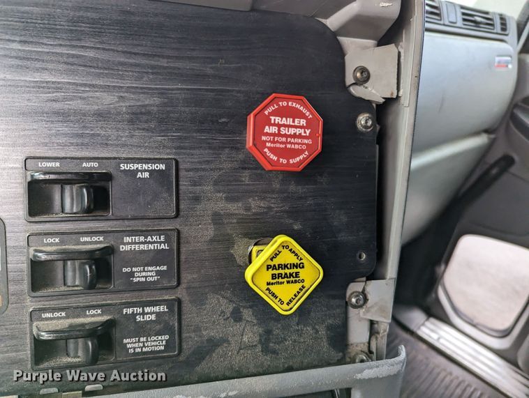 image for item MN9946 2005 Freightliner Columbia  semi truck