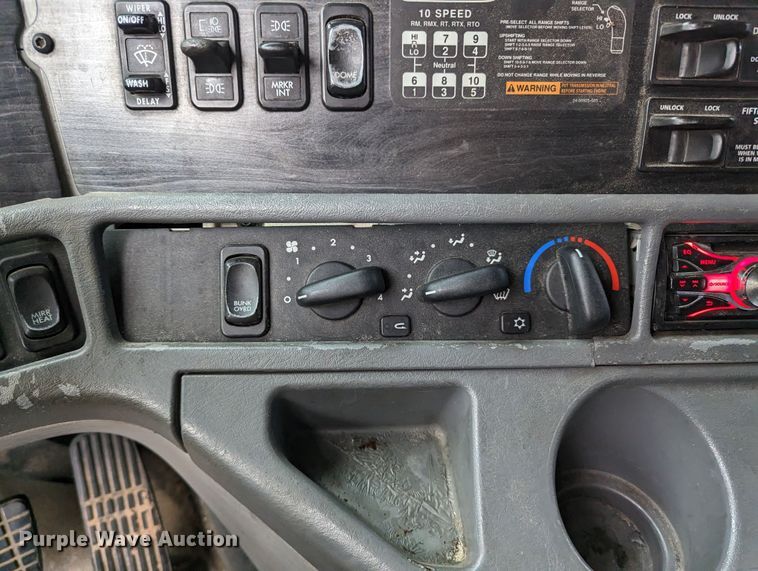 image for item MN9946 2005 Freightliner Columbia  semi truck