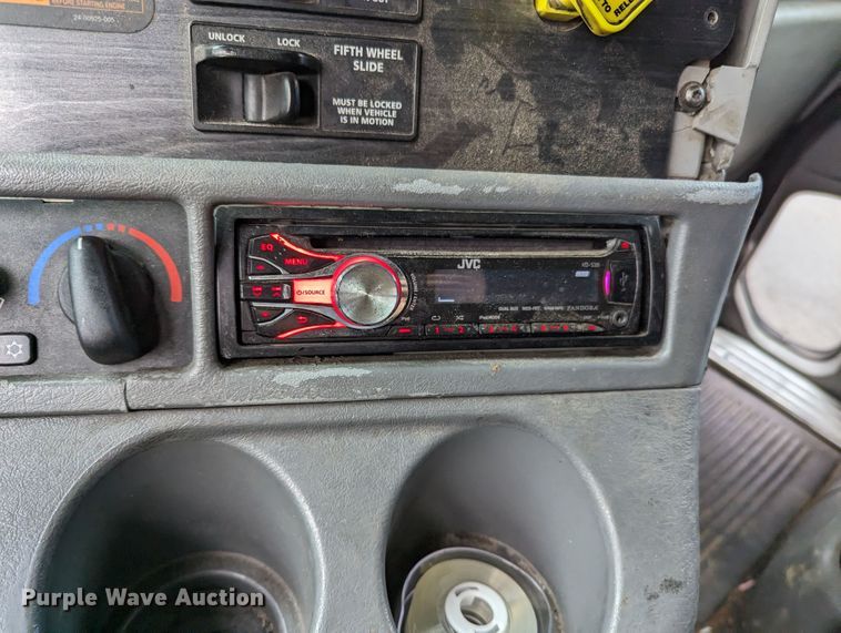 image for item MN9946 2005 Freightliner Columbia  semi truck